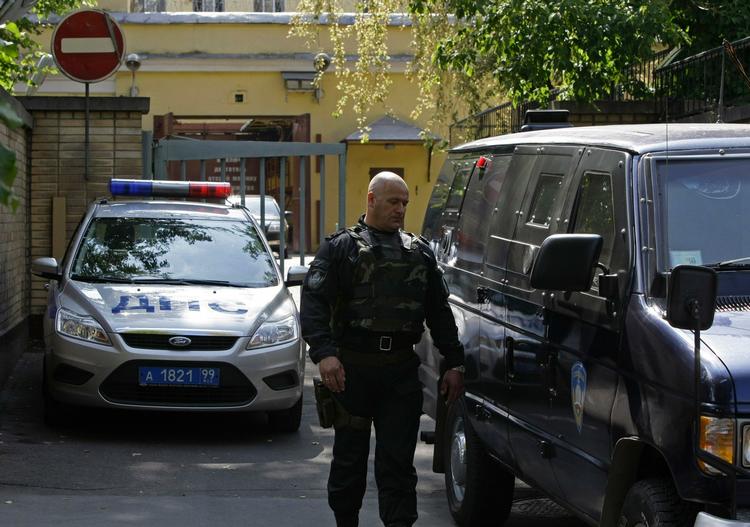 FANGEUDVEKSLING. Russisk betjent foran  Lefortovo-fængslet i Moskva, hvor en eller flere af de spioner, der udveksles med amerikanerne, hidtil har siddet. 