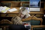 Hviske-tiske. Jagten på den ærlige mening bygger på en formodning om uærlighed. At al belagt tale altid er mistænkelig. 