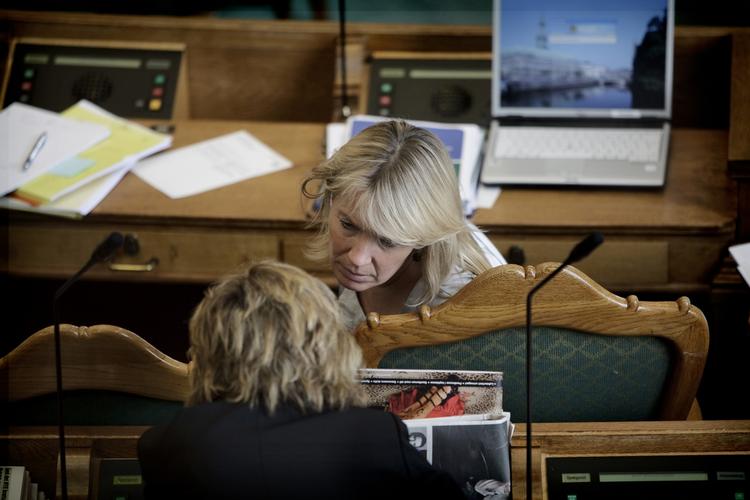 Hviske-tiske. Jagten på den ærlige mening bygger på en formodning om uærlighed. At al belagt tale altid er mistænkelig. 