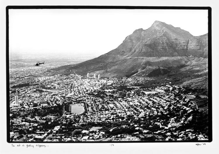 'The air is getting slippery' er titlen på Alastair Philip Wipers fotografi af en ensom helikopter, der flyver rundt over millionbyen Cape Town. 