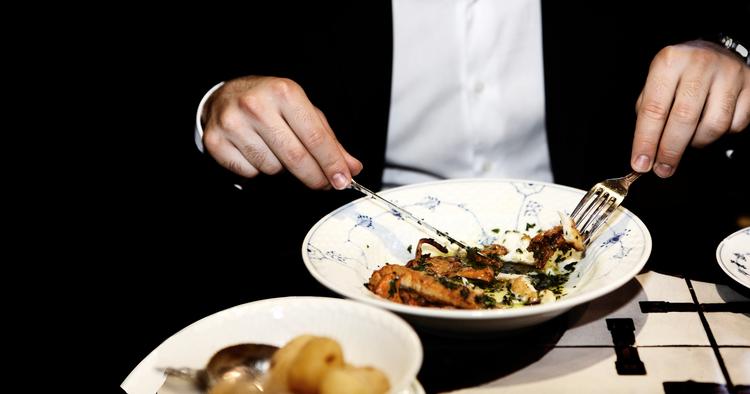 Dobbeltliv. Til daglig er Rafi aktierådgiver i Londons finansdistrikt. Hverken kollegerne eller familien ved, at han er identisk med kultbloggeren ’The FoodSnob’. Foto: Martin Bubandt 