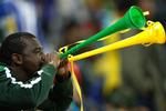 VUVUZELA. Fodboldfan blæser i de omstridte horn under VM-kamp i Sydafrika. 