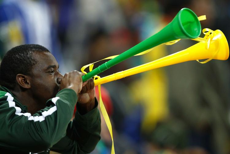 VUVUZELA. Fodboldfan blæser i de omstridte horn under VM-kamp i Sydafrika. 