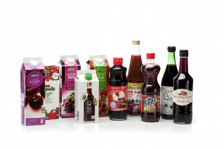 Rød saft er en populær sommerdrik. I smagstjekker er saft nr. 2 fra venstre (Appella) udskiftet med Landlord blandet saft. 