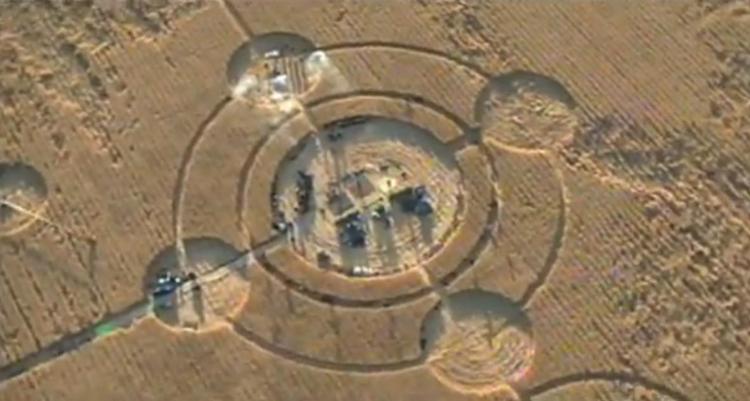 Doh! Det er vel egentlig utroligt, de ikke har fået ideen før, når man nu går og hedder Korn. Men nu fik de den, og en 80 minutter lang livekoncert er optaget i en californisk kornmark. 