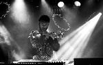 Når Tim Exile optræder, bruger han teknologien til at forene sig selv med publikum i én stor krop, der laver musikken sammen. Så hvis du synger i hans mikrofon under koncerten på Jazzhouse, kan det være du bliver samplet ind i musikken. Foto: Herve ALL 