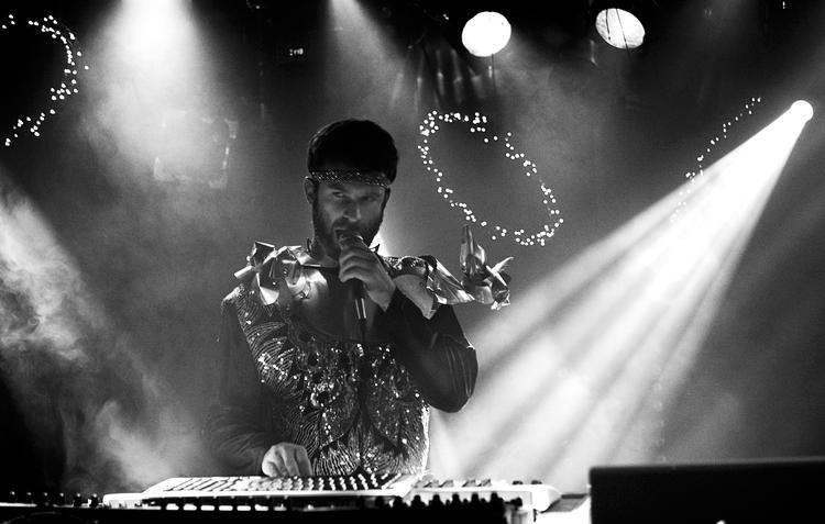 Når Tim Exile optræder, bruger han teknologien til at forene sig selv med publikum i én stor krop, der laver musikken sammen. Så hvis du synger i hans mikrofon under koncerten på Jazzhouse, kan det være du bliver samplet ind i musikken. Foto: Herve ALL 