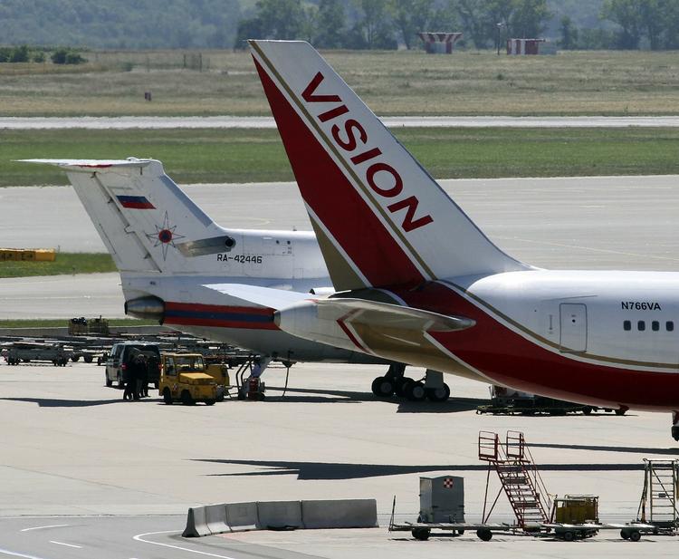 SPIONUDVEKSLING. De to fly med spioner fra Rusland og USA parkerede ved siden af hinanden i Wiens lufthavn. 