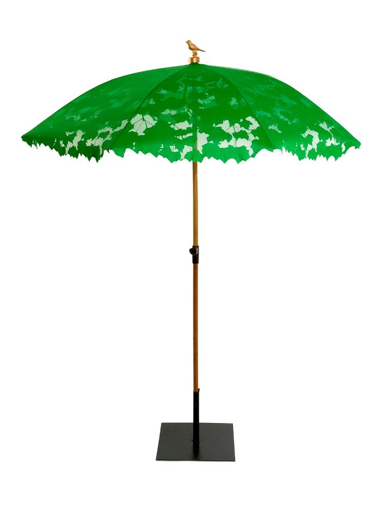 Skyggefuld. Parasollen måler 210 cm i diameter og er fremstillet i kirsebærtræ, polyester og resin. Modellen fås også med hvid skærm og aluminiumsstang, og med en større diameter. 