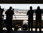 FANGEUDVEKSLING. Aktiviteterne omkring de to fly blev fulgt af presse og nysgerrige inde fra Wiens lufthavn. 