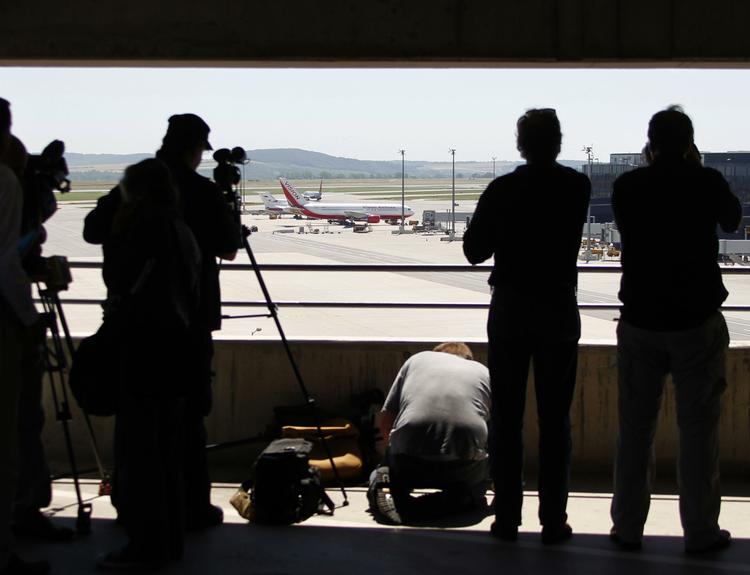 FANGEUDVEKSLING. Aktiviteterne omkring de to fly blev fulgt af presse og nysgerrige inde fra Wiens lufthavn. 