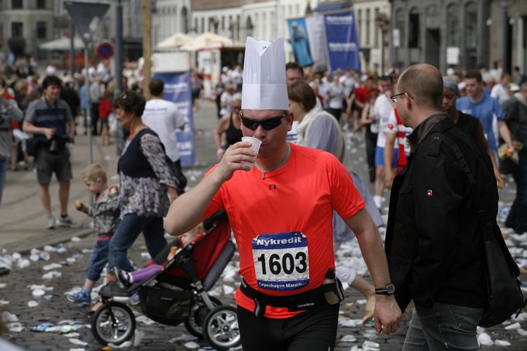 DRIK RIGELIGT. Kokken fra Copenhagen Marathon demonstrerer, hvordan man bør drikke, når man løber. Især når det er varmt. 