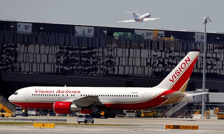 Udveksling. Ifølge russisk medier er dette amerikanske fly landet i Moskva, bærende 10 personer, der er dømt for at udøve spionvirksomhed for Rusland i USA. I baggrunden ses et russisk fly på vej til USA fra lufthavnen i Wien, der angiveligt bærer fire spioner fra Rusland. 