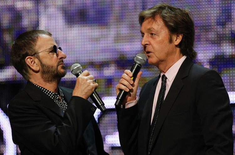 Fejring. Paul McCartney (t.v.) var på scenen for at fejre sin gamle kollega Ringo Starrs fødselsdag. Billedet er dog fra sidste år, hvor de to herrer lancerede The Beatles Rockband-spillet til XBox. Arkivfoto. 