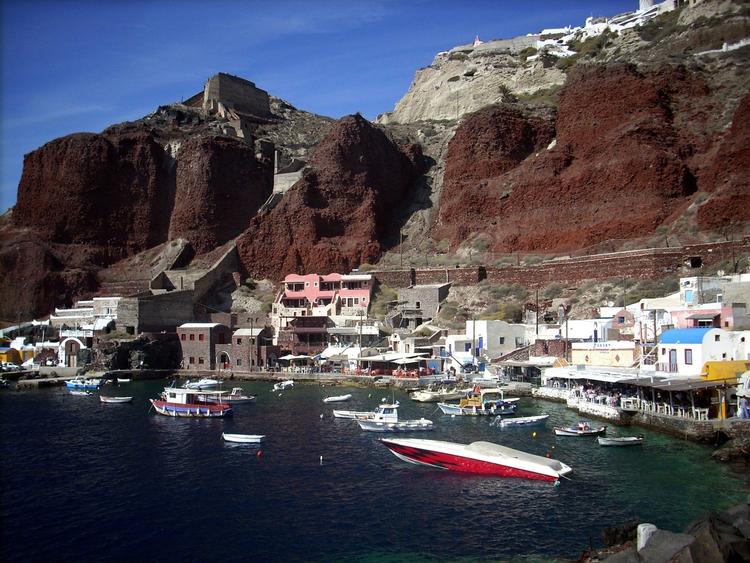 Tvangsauktion. Det græske finansministerium truer nu med at tvangssælge villaer som disse på den eksostiske ferieø, Santorini, for at inddrage manglende skattebetalinger. 