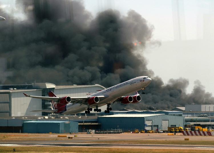 Brand. Der er opstået brand i en lagerhal i Heathrow lufthavn i London. Branden berører dog ikke flytrafikken. 