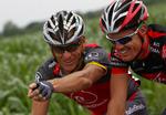 Udfordrer. Lance Armstrong tegner og fortæller for en anden prominent herre, Luis-Leon Sanchez. I morgen svinger han taktstokken for holdkammeraterne, når de første bjerge skal passeres. 