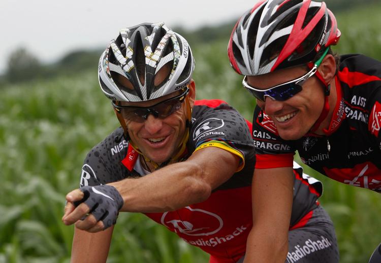 Udfordrer. Lance Armstrong tegner og fortæller for en anden prominent herre, Luis-Leon Sanchez. I morgen svinger han taktstokken for holdkammeraterne, når de første bjerge skal passeres. 