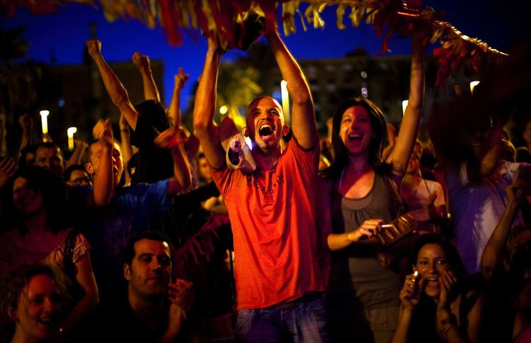 Fodboldfest. Bystyret vil nu selv sætte en storskærm op. Her er et jubelbrøl fra Spaniens sejr over Tyskland. 