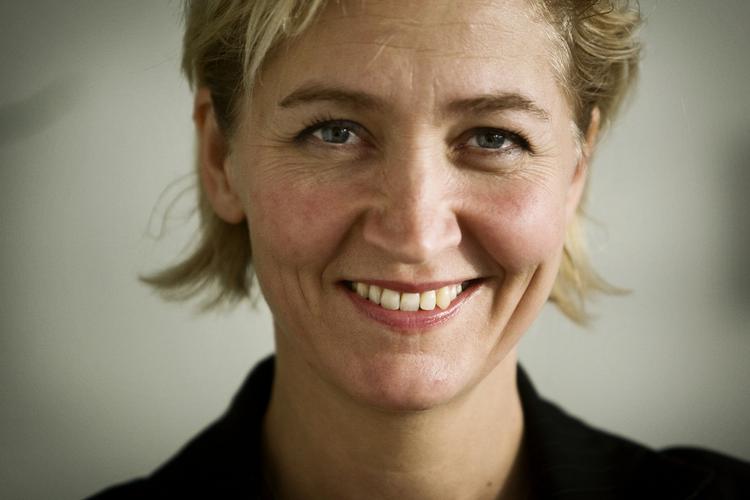 Opvækst. Det var så ydmygende at komme op på kommunen med min mor i hånden og bede om penge til tøj eller en seng, siger Lisbeth Zornig Andersen. 