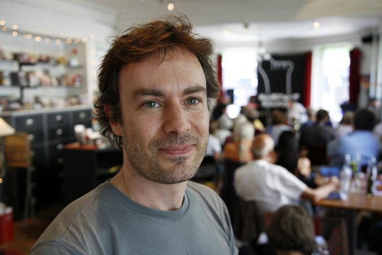 Der er forskellige meninger om larm under koncerter. David Reuss mener, at publikum udstiller sig selv, hvis de snakker for meget. 