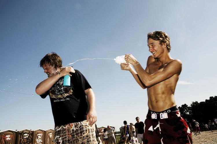 Et par drenge i vandkamp på årets Roskilde Festival. 