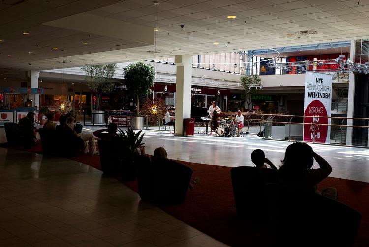 Kunderne i Fisketorvet Shopping Center er tydeligvis ikke til jazz. Omgivelserne hjælper dem heller ikke på vej. 