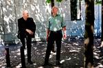 Direktionen. Realdanias direktører, Flemming Borreskov og Hans Peter Svendler, under platantræerne på Jarmers Plads i København, hvor Realdania har kontorer. Foto: Ditte Valente 