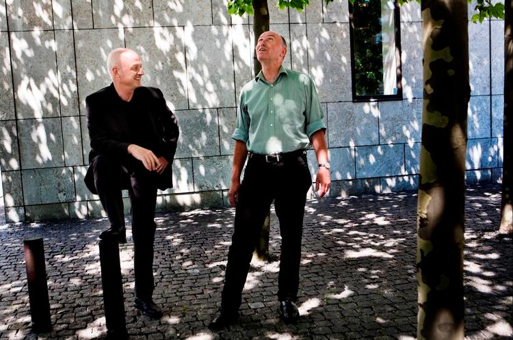 Direktionen. Realdanias direktører, Flemming Borreskov og Hans Peter Svendler, under platantræerne på Jarmers Plads i København, hvor Realdania har kontorer. Foto: Ditte Valente 