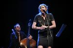 Canadiske Martha Wainwright sang Piaf på Gamle Scene - med sig havde hun bl.a. sin mand på bas. 