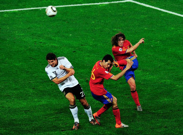 Forsvar. Hele verden elsker den  sympatiske forsvarer Puyol, der ikke  klarer sig med brutale tacklinger. 