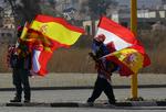 symbol. Der er tilsyneladende mere gang i flagsalget i Spanien end omkring VM-finalearenaen i Johannesburg, Sydafrika, hvor disse to gadesælgere ikke har det store af bestille. 