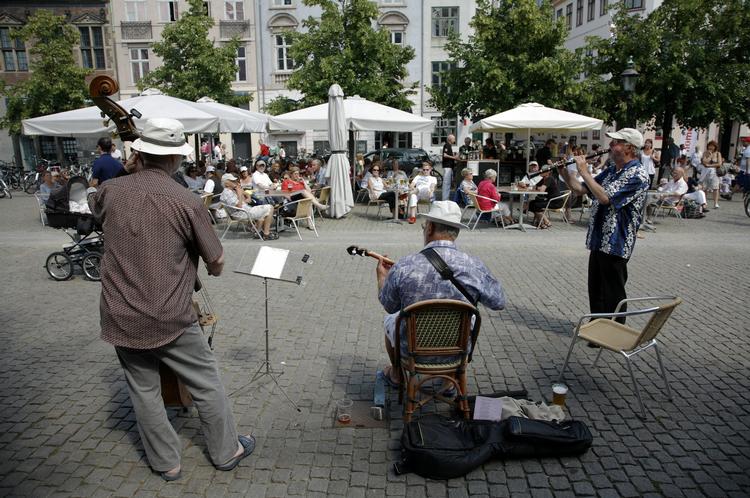 Hvor meget snak kan man tillade under jazzkoncerter? Nogen foretrækker en larmende og livlig stemning, imens andre kræver ro og fordybelse. 