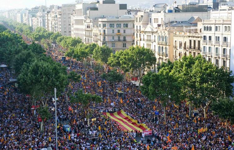 Protest. Flere hundrede tusinde mennesker på gaden i det nordøstlige Spanien. 