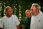 SMIL! Fidel Castro har vist sig offentligt for første gang siden sommeren 2006. Billederne stammer fra et besøg på et forskingscenter og er offentliggjort på et statslig hjemmeside. /Cubadebate-Alex Castro) 