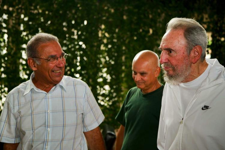 SMIL! Fidel Castro har vist sig offentligt for første gang siden sommeren 2006. Billederne stammer fra et besøg på et forskingscenter og er offentliggjort på et statslig hjemmeside. /Cubadebate-Alex Castro) 