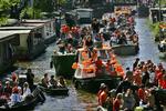 Fest. Hollænderne gør klar til et søslag på Amsterdams kanaler i aften. Arkivfoto. 