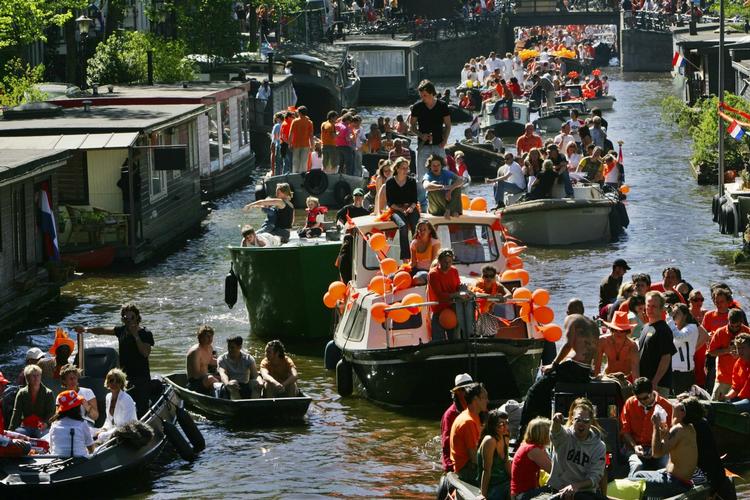 Fest. Hollænderne gør klar til et søslag på Amsterdams kanaler i aften. Arkivfoto. 