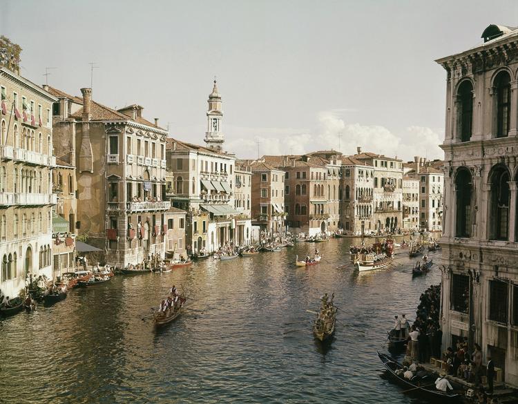 Tid. Venedig har sit eget dvælende tempo, for hvad enten man bevæger sig til vands eller til fods, må man give eller tage sig tid. 