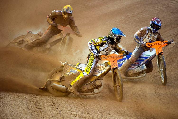 slaggerkrig. Hans Andersen (forrest) og Nicki Pedersen (inderst) fortalte hinanden sandheder efter 19. heat i Cardiff. Arkivfoto. 