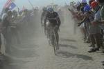 Brostenshelvede. Turen til Arenberg kostede Fränk Schleck dyrt, men lille bror Andy (bag Cancellara) tjente vigtige sekunder til kampen mod Contador og Armstrong. 