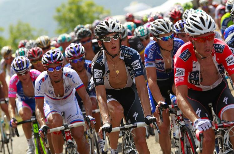 vagthund. Andy Schleck (i midten) er klar til at svare igen, hvis Alberto Contador går til angreb. 