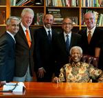 STATSMAND. Nelson Mandela indgyder fortsat stor respekt internationalt. Her er han i selskab med blandt andre USA's tidligere præsident Bill Clinton. Arkivfoto. 