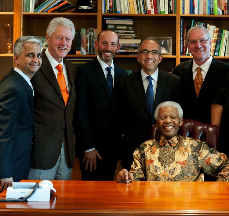 STATSMAND. Nelson Mandela indgyder fortsat stor respekt internationalt. Her er han i selskab med blandt andre USA's tidligere præsident Bill Clinton. Arkivfoto. 