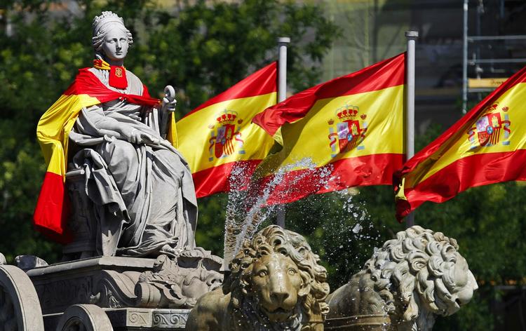 Symbol. Cibeles-statuen ved springvandet i det centrale Madrid har fået flag på. Hvis Spanien vinder VM-finalen eksploderer Plaza de Cibeles  i rødt og gult. 