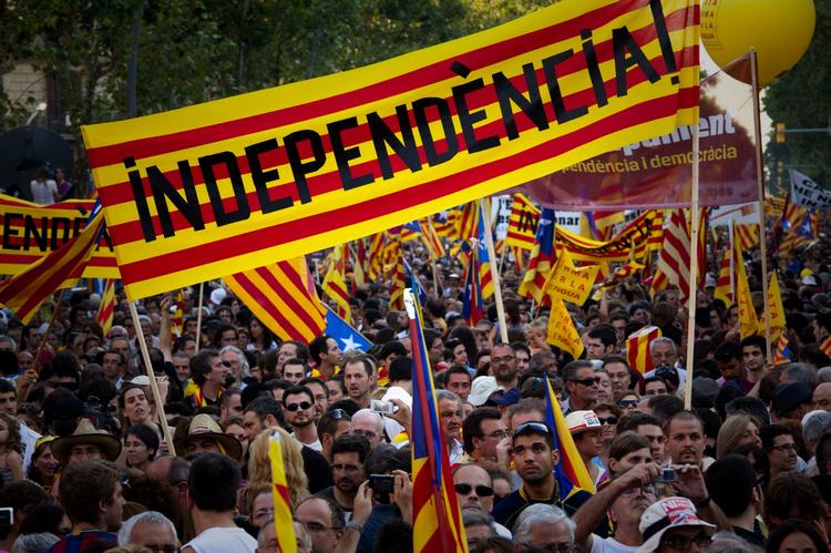 oprør. Borgerne i Barcelona demonstrerede i går ,od centralmagten i Madrid. 