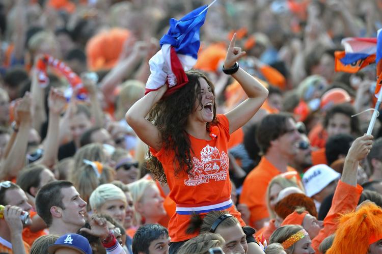 Oranje. Holland håber på en ny succesoplevelse i aften i kampen med de spanske europamestre. 