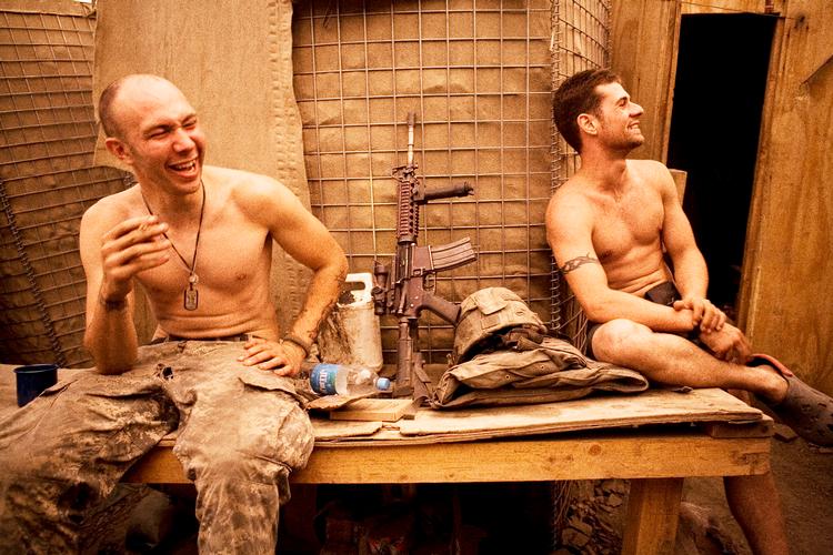 Kampklar. Misha Pemble (tv.) og Murphy fra 2. deling i Restrepolejren i Korengaldalen i Afghanistan  morer sig over en vittighed, der lige er blevet fortalt. 