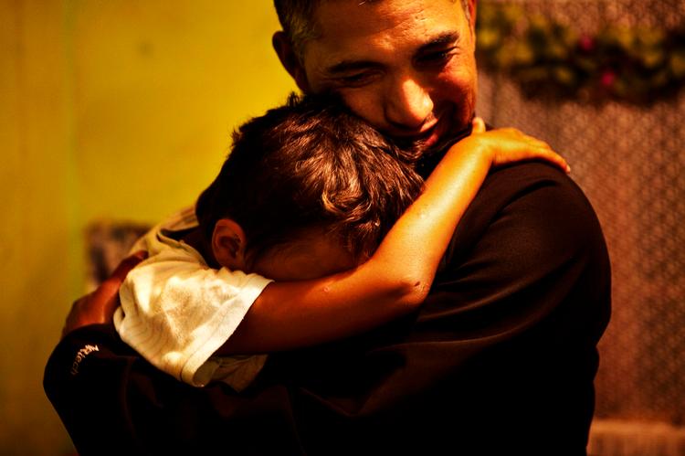 Gensynsglæde. Venus Gusita vækker sin søn Armando, så han kan sige hej til ham for første gang i en måned. 