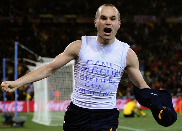 GESTUS. Andres Iniesta havde skrevet en hilsen til Dani Jarque på sin svedtrøje. 